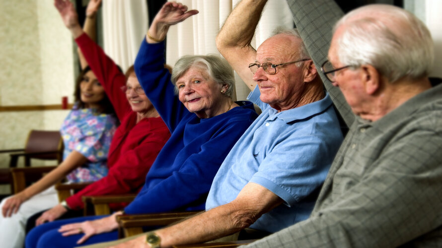4 Rentner macchen zusammen Dehnübungen 4 Rentner macchen zusammen Dehnübungen